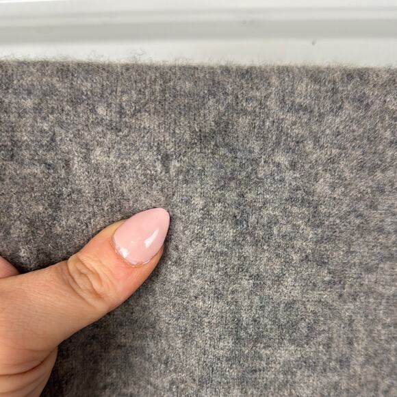 Cashmere Gray and Black Knit Scarf with Color-Block Design - Picture 4 of 4